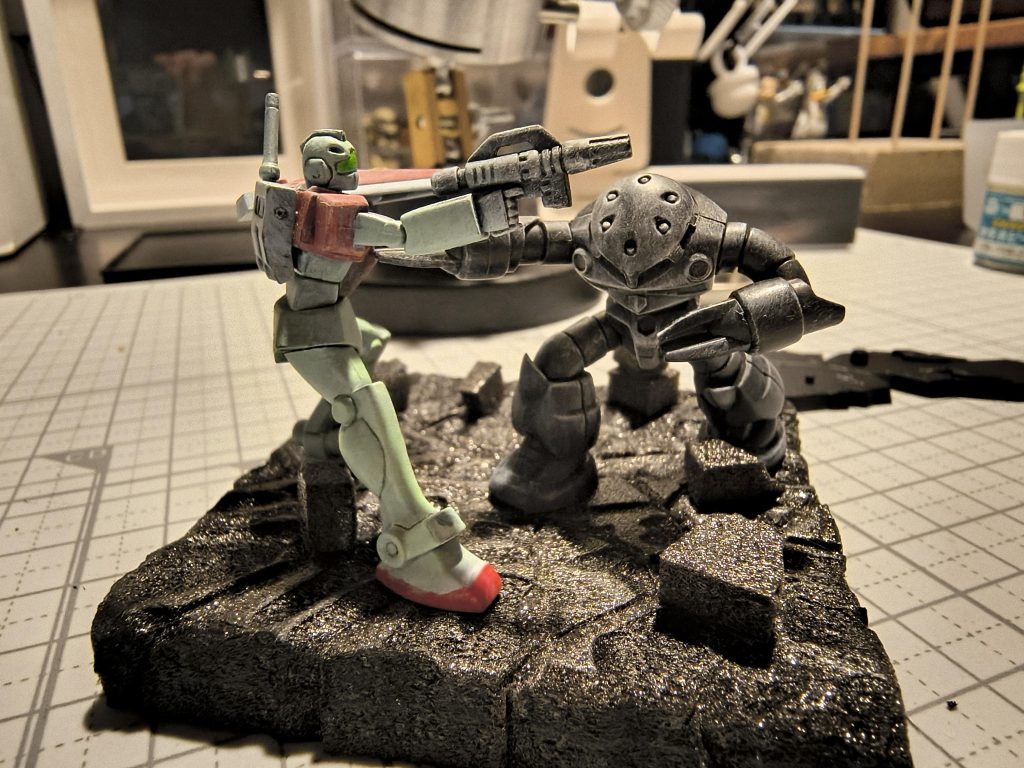 セリアのポリフォーム使って土台作りました。初めてでしたがデザインナイフで簡単に切り出せて楽しかった。土台には黒塗料びしゃ塗して白、ブラウンでドライブラシ。