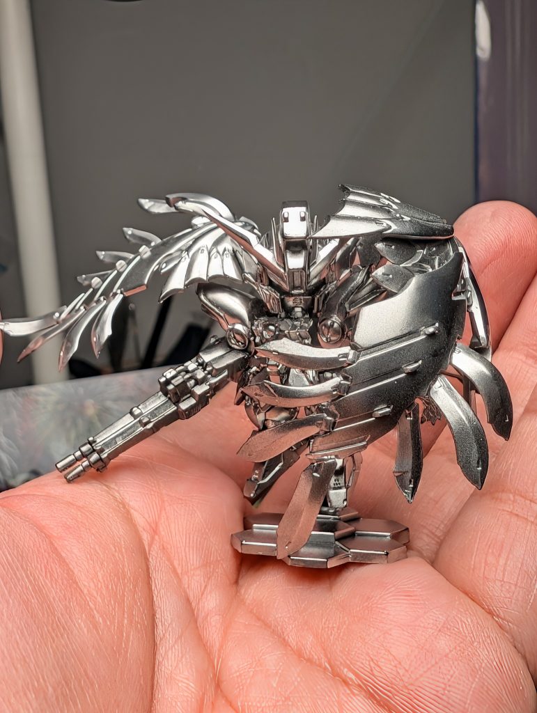 塗装は一度黒下地→ミラークロームで銀下地を作り、白=クレオスGGXホワイトウイング=↑にホロシルバーを混ぜたクリアでコート青=水性ホビーカラーインディブルー黄=水性ホビーカラーメイレスケンブイエロー赤=水性ホビーカラーデスティニーレッドセンサー=水性ホビーカラー蛍光グリーンツインアイ=蛍光グリーン+ホワイト※下地グリーン武器=クレオスカーボングレー墨入れ=ウェザリングカラーシェードブルー 