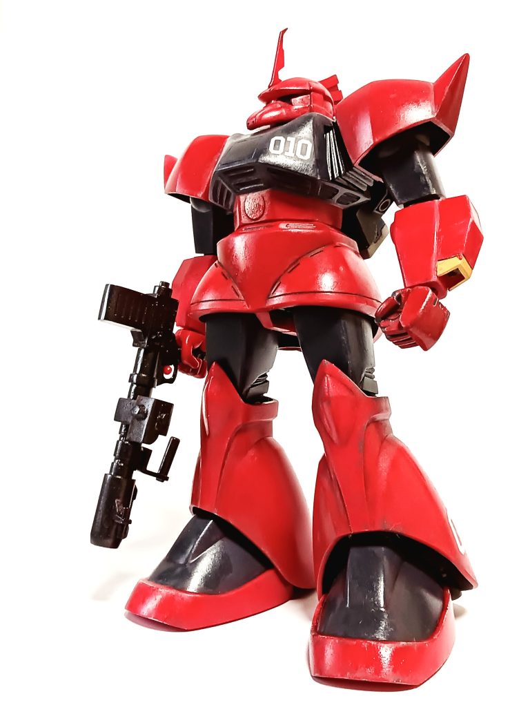 フォルムは、キットのままで、凄くいいプロポーションです😃接地性を高めるため、股関節と足首にPJを仕込みました。ナギナタとシールドは、持たない姿が好きなので、新型ロケット砲のみ(武器のネーミングがなあ)。