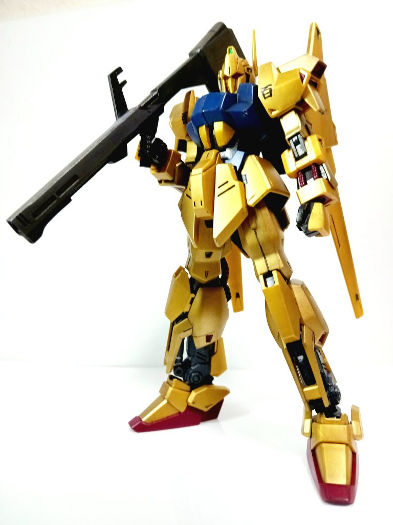 ガンプラを数十年ぶりに再開して間もない頃にどんな色にしようかカラーチョイスの段階からワクワクドキドキしながら、楽しんで作った百式です。