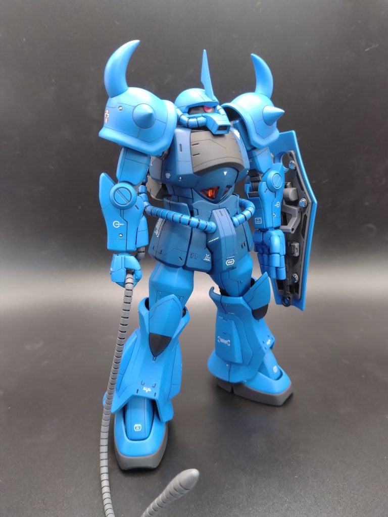 シールド裏も塗り分け、メタルパーツと、凝ってみました。モノアイはビームサーベルを加工して裏にラピーテープの定番加工（笑）