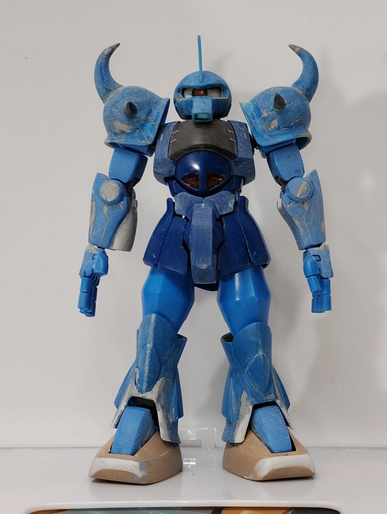 制作中正面リバイブグフをメインに頭、肩アーマー、脛部分旧キット・グフ使用靴部分、旧キット・ザクデザートタイプより