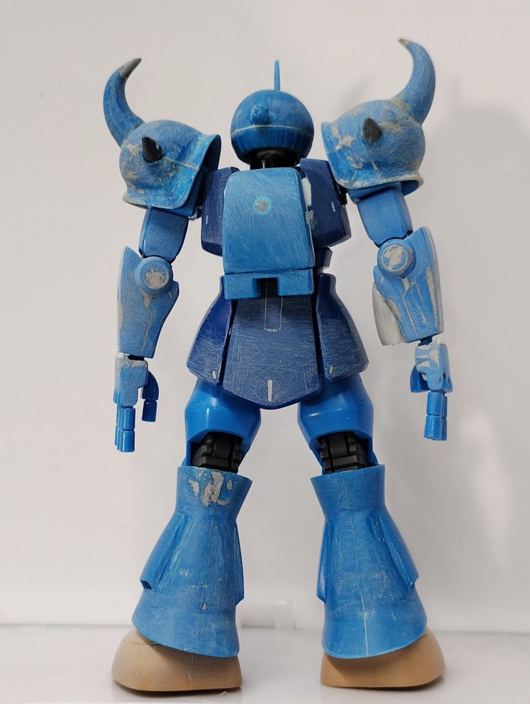 制作中後面ランドセル旧キット・グフよりなるべく余計なモールドを消しつつ足首関節をどうしようかと悩んで半年程放置