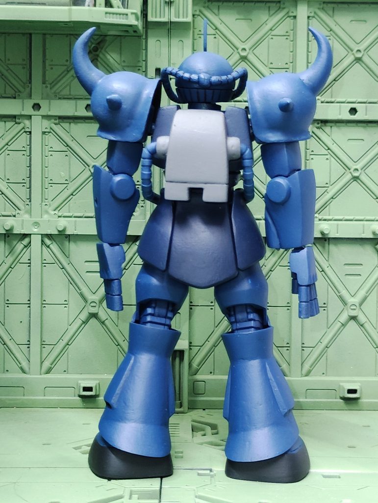 後面最後に頭部動力パイプ着ける時、動力パイプが折れてしまって苦労しました。