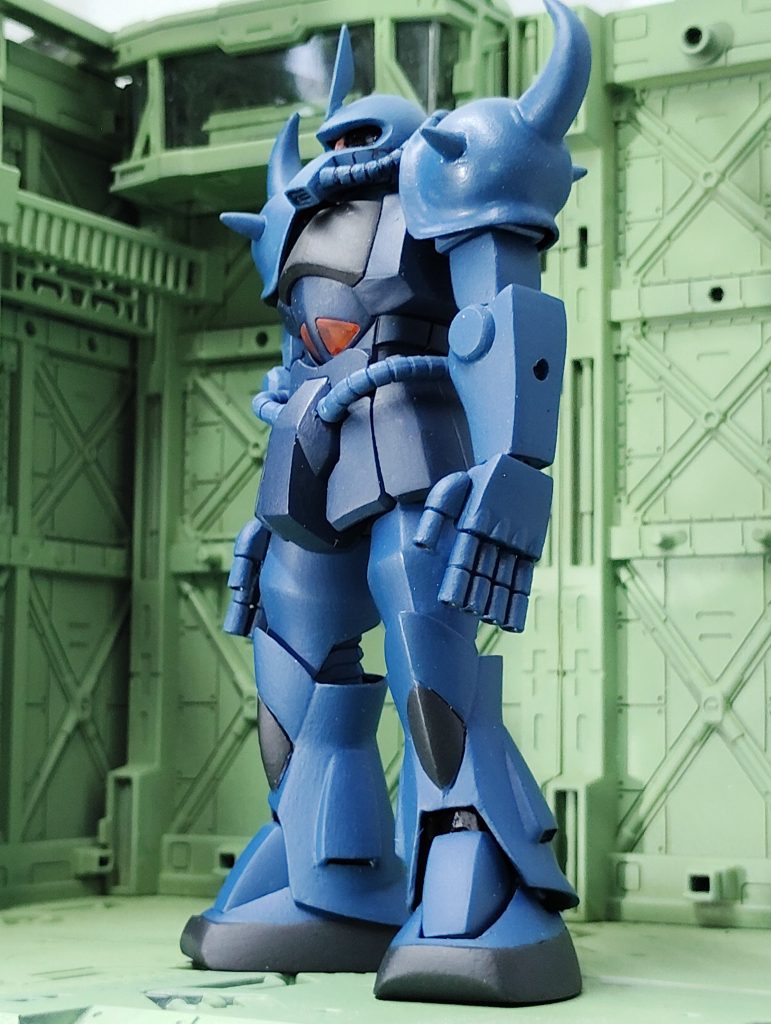 斜めより色はいつものラッカー筆塗り後、つや消しスプレー仕上げ適当に家にあった青色たちを混ぜ使用、それにさらに濃い青(サンダーバーズ青)混ぜて使用してます。胸等の黒い部分は安定のジャーマングレー、ランドセルはグレーバイオレットをそのままで