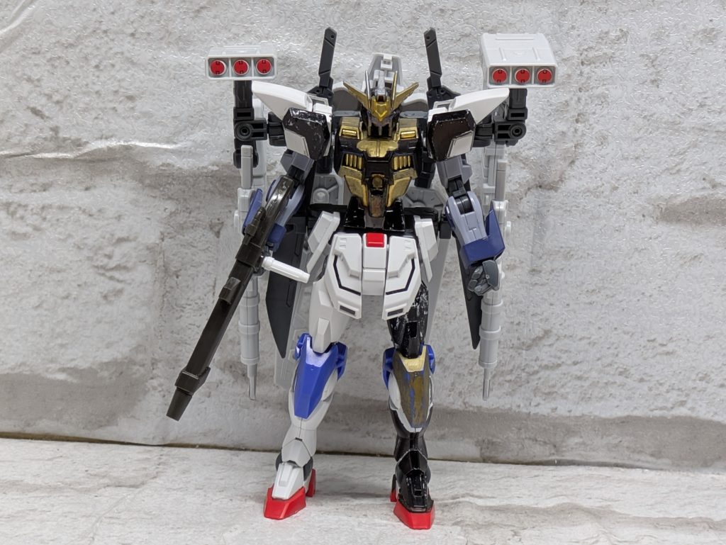 頭部 シュバルツリッター胴体腰肩 シャイニングブレイク腕 ディナイアルガンダム脚 ダブルオークアンタバックパック ガンプラバトルアームアームズの寄せ集め 見ての通りただのキメラである。