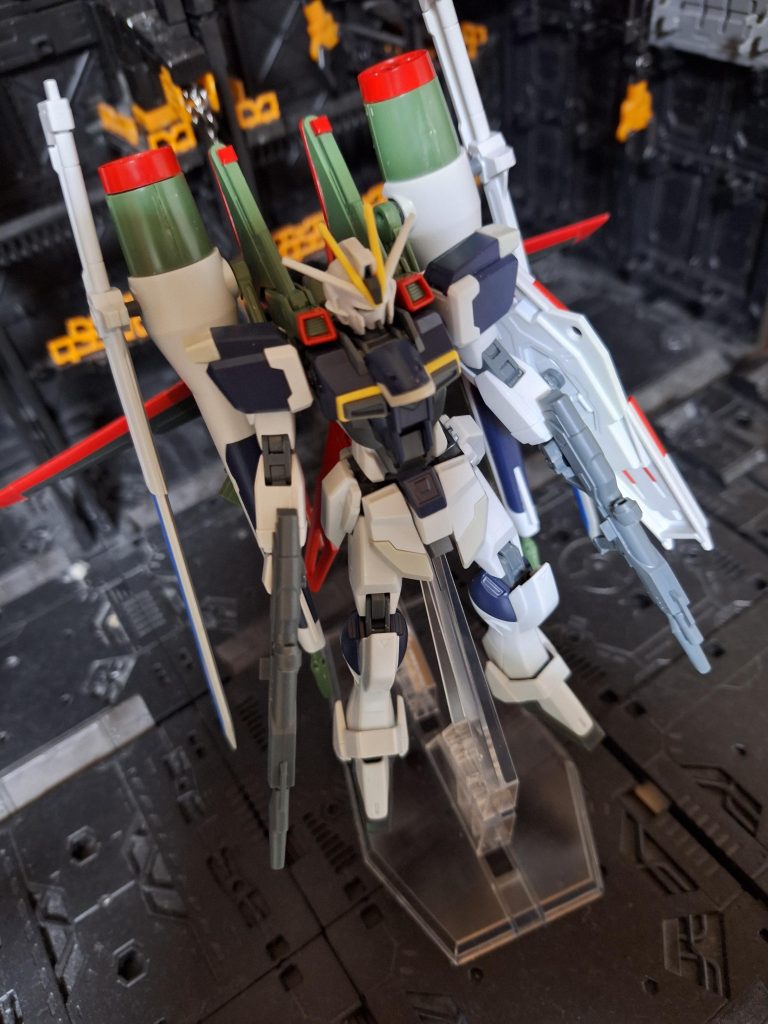 ただし、本体は、特別色を出したいなと思っていたところ、ソードインパルスと組み替えで、未塗装で白紺のν[NEU]ガンダム的な色合いができたので結果オーライでした。