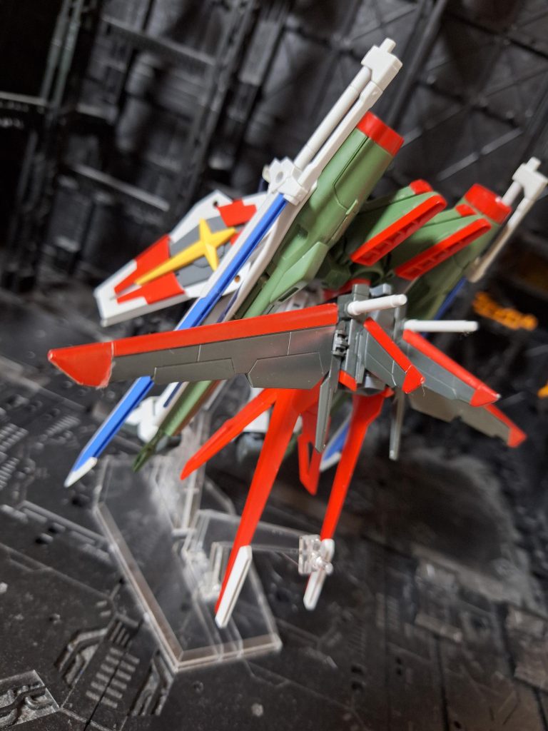 １年ほど罪プラして、いよいよ作成した次第です。パーフェクトストライクと異なり、シルエットはバックパック混みみたいなものなので、試行錯誤しながら組みました。