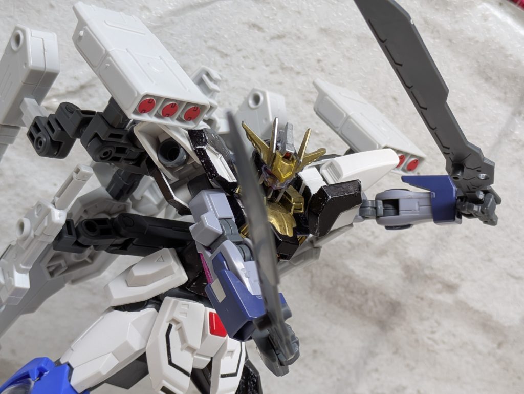 背中に備えてある双剣は30MMのエグザビークル(ブーストブレイブバイクver)付属のを使用。近接戦でゴリゴリに押し切る時に使う。