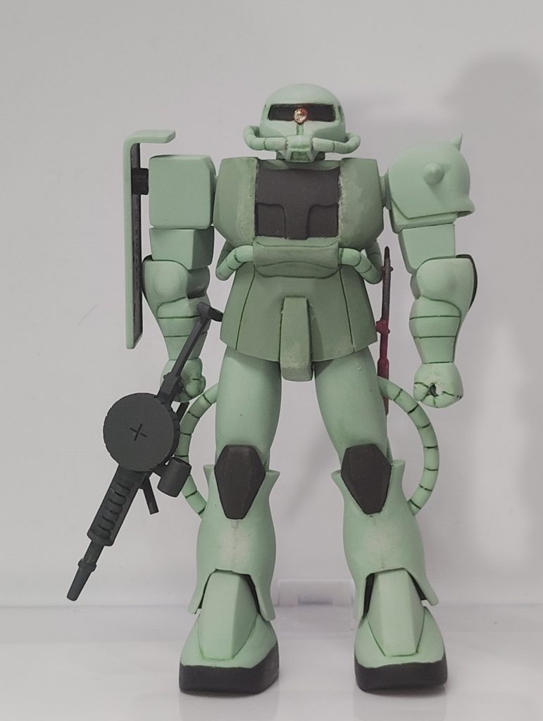 正面頭部削って若干の形状変更胴体に色の濃い成形色のザクを使用片側上部2㎜づつ幅詰めハの字加工、ランナーパテで埋めたがイマイチでした。足首可動化してみました。
