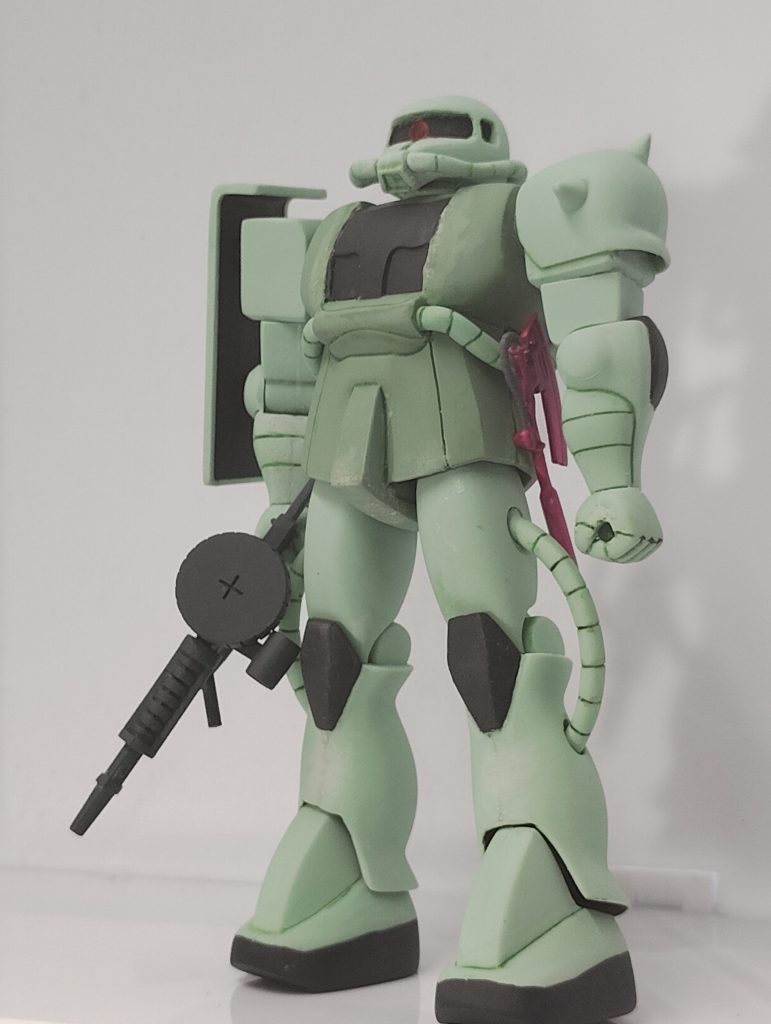 斜めより股関節とヒートホークを旧ザクより拝借ザクマシンガンもニコイチで若干大型化