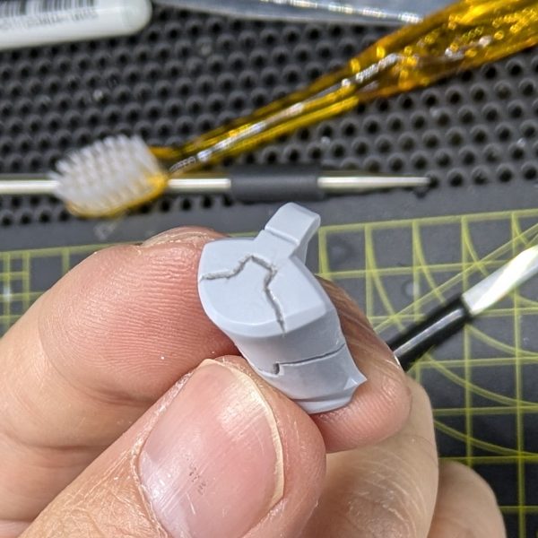 スジ彫り作業3日目です!今日のスジ彫りは手間がかかってしまったので思ったより進みませんでした☹️明日の朝はいい感じで進められるように頑張りたいと思います!作業の様子はYouTubeショートに上げてます✨️動画の構成ももっと上達してみたい!（5枚目）
