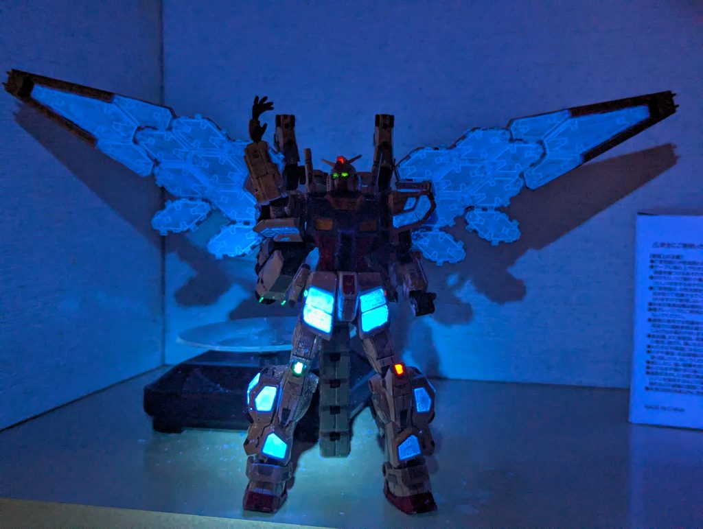 ブラックライトを当てると綺麗に光るんですね!