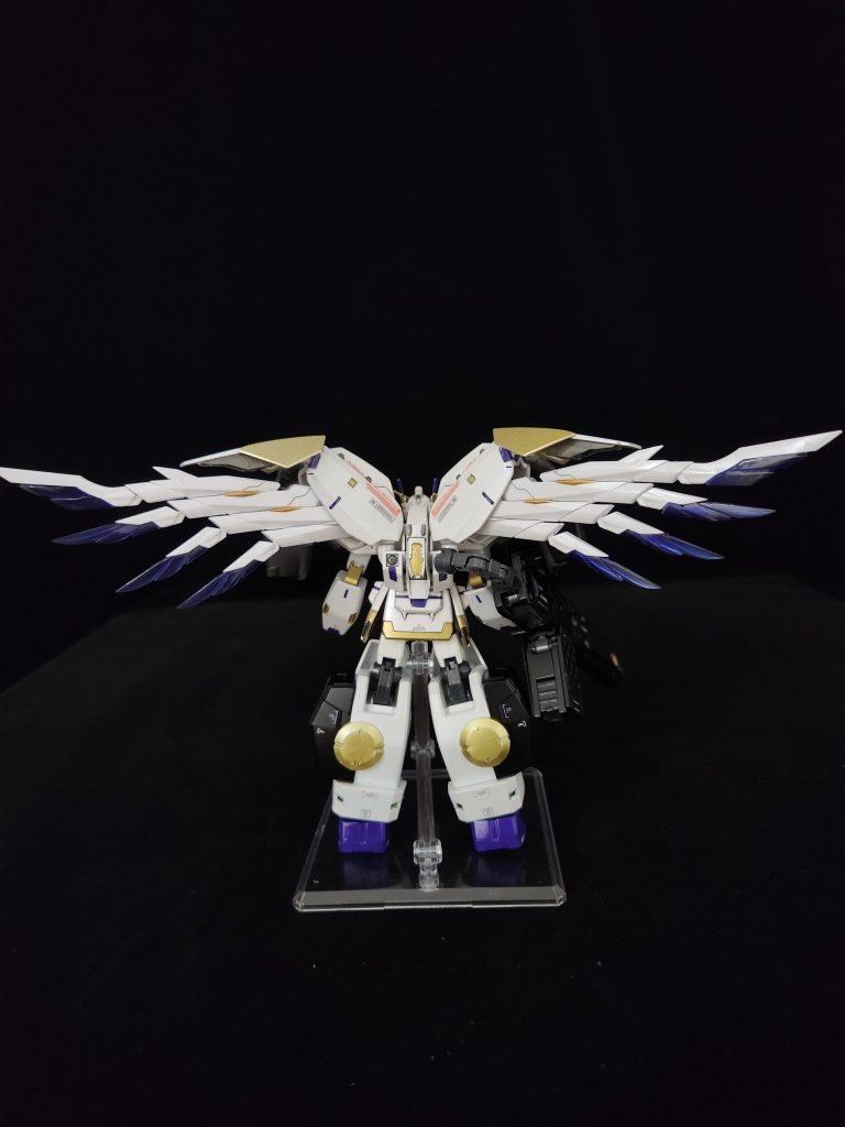 重量級高火力の機体🔥武装は、十字架の大型ガトリングに加え、肩に大型ビームキャノン、ミサイル、胸部ガトリング、脚部にミサイルポット装備。背部に大型ウィングスラスターも装備し、機動力も確保している