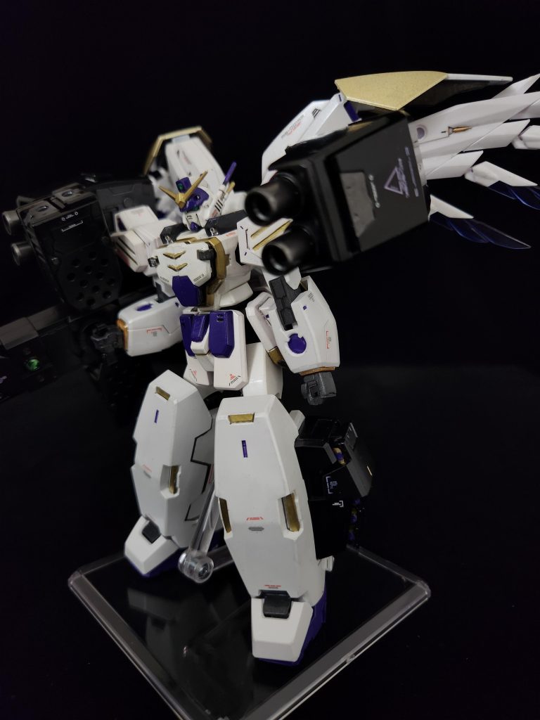 十字架型のガトリングは砲身を伸ばすことで、一緒に装備されているビームキャノンで遠距離射撃も可能。脚部にミサイルポッド。肩には、大型ビームキャノン、広範囲Iフィールド発生装置もあり、防御力にも特化している。 