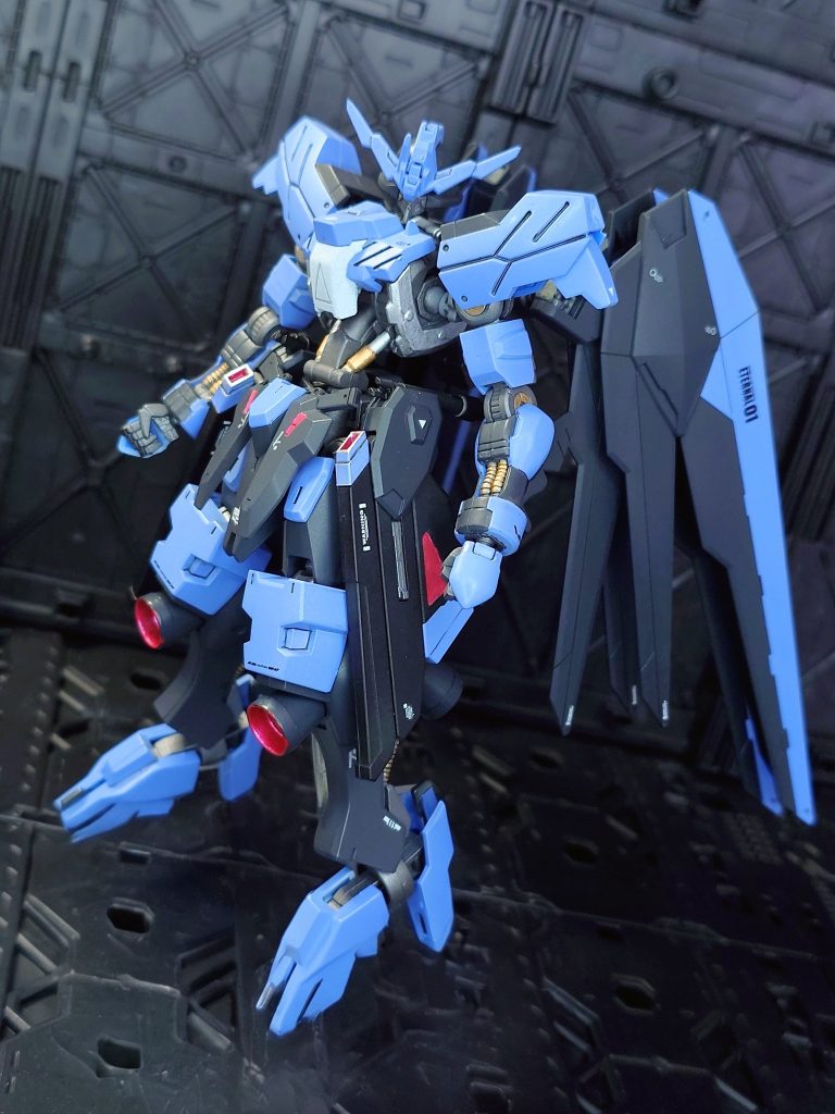 本体の大部分はヴィダールですがバックパックとレール砲をフリーダムのパーツに換装しています。換装に伴って全体の配色をちょちょいと変更し、腹部シリンダーや動力パイプは筆塗りで塗り分けました。