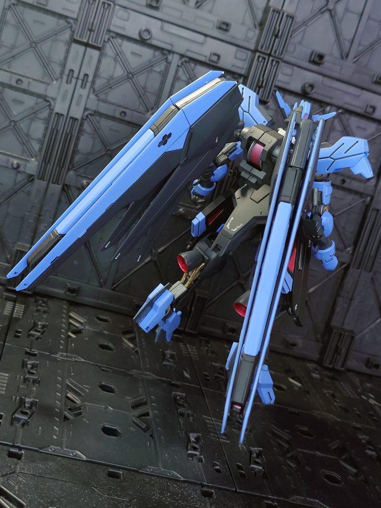 青部分はMGヴィダールの青を参考に調色してガイアのピンクサフに重ねました。HGとMGで色レシピが違うんですよね。翼はヴィダールのイメージ的に黒翼寄りにしたかったので、元々のカラーリングを反転して黒味を多くしてみました😁