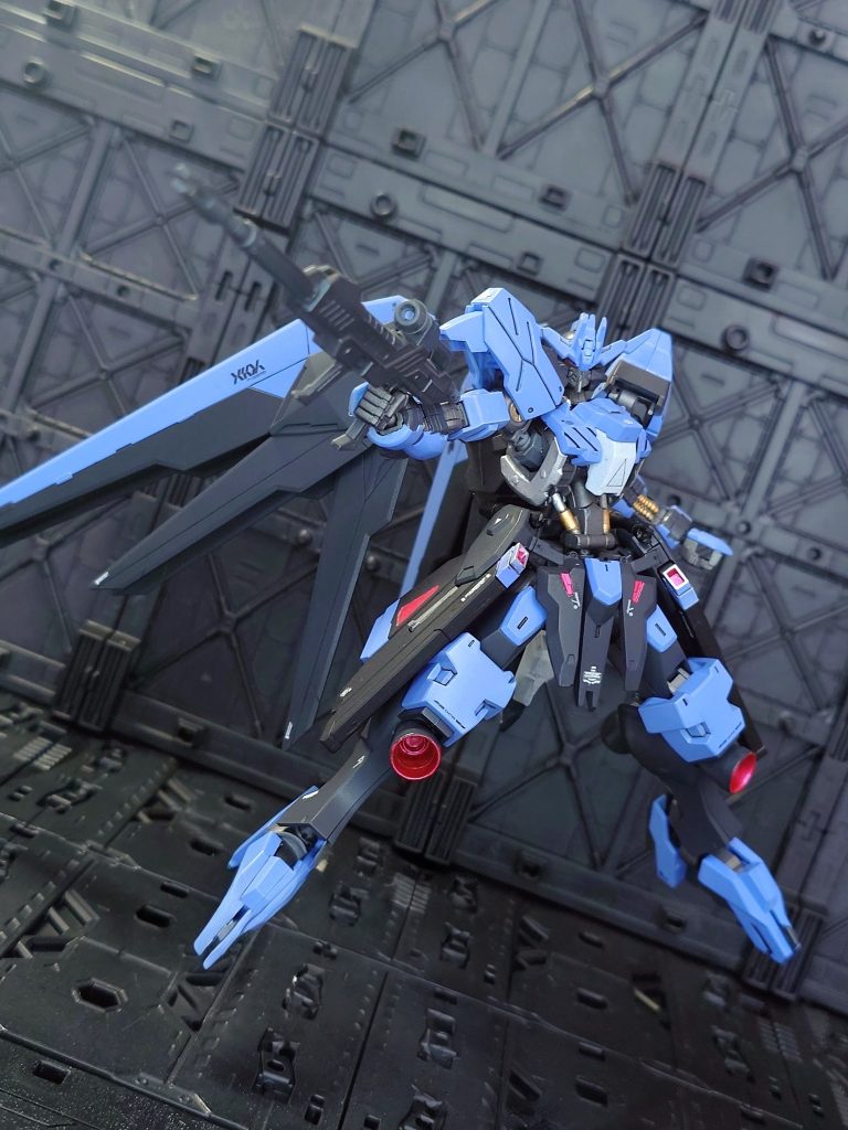 工作箇所はバックパックの合成。最初、どちらも2軸接続だったので無改造で交換できるかと思ったんですが軸の幅が違って断念😱ヴィダールのバックパックの横軸を切り飛ばし、空いた穴にフリーダムのバインダー軸を差し込むと今度は軸が僅かに細くてユルユル😱😱接着すると羽のロールが効かなくなるのでパテで軸の太さをマシマシしてなんとか接続に成功しました(笑)