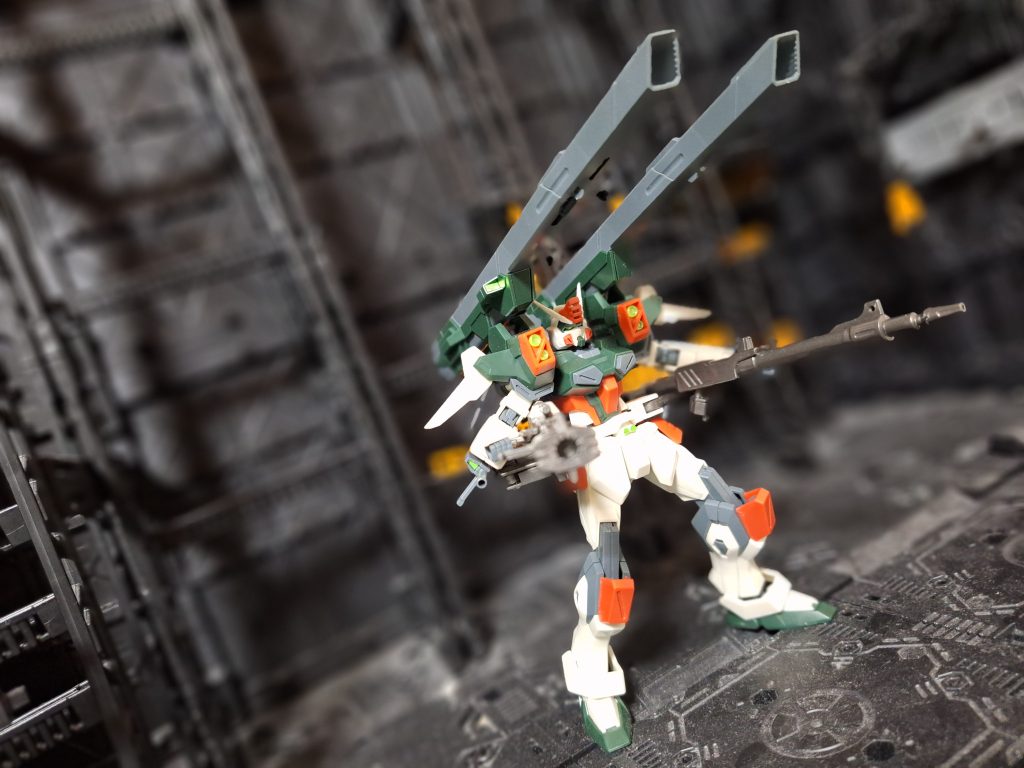 ガンダムブレイカー4コレクターズエディション付属EGガンバレルストライクガンダム(ガンダムブレイカーVer.)をパーフェクトガンバレルストライクにしたことで、もともとそれに付属していた350mmガンランチャーと94mm高エネルギー収束火線ライフルが余ったので、それらを装備させました。はじめは緩かったですが、別パーツをかましました。自分はオリジナリティを持たせたいタイプで、かつ他の機体に活用してパーツが余らないとスッキリするタイプなので、めちゃスッキリしてます😆