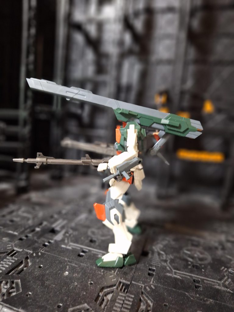 側面からの攻撃にビームガンで対応の他、近接戦闘でビームトンファーとしても可能な設定です。