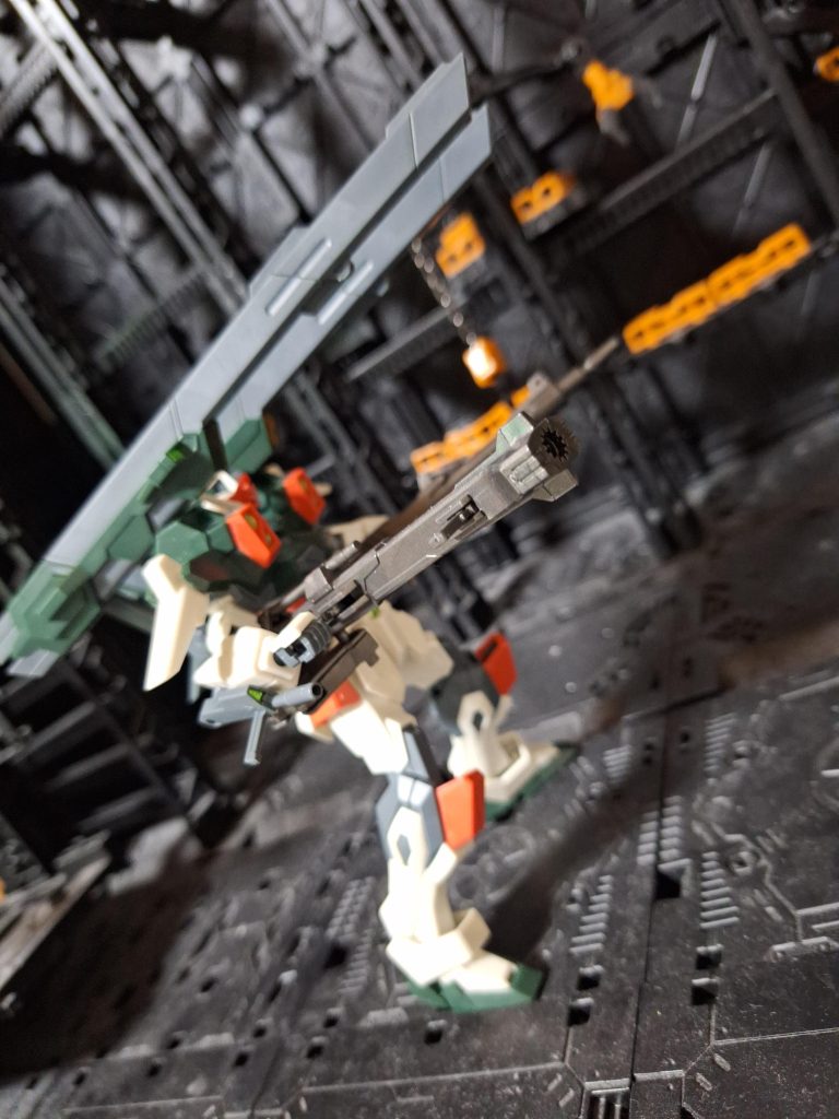 MMI-KX815高エネルギービームガンは、せっかくなのでもったいないので、両前腕に装備させました。