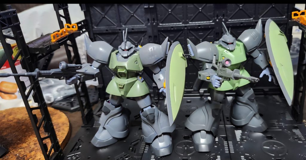 ビームライフル装備向かって左は隊長機