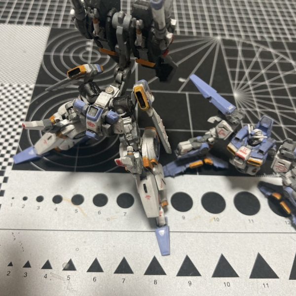 とんでもなく披露できる引き出しがなく😱。需要があるか謎ですが、アーティファクト可動から一部お披露目します。諸先輩方オイラなんかがすいません💦💦写1)　まず1枚目ですが現在制作中のVガンダムです。外せれるだけ外装を外してみました。写2 )　全体像で仕込んでいる可動内容です。特に関節部が難しくて悩むのでそちらをピックアップしていきます。肩関節に関してはブキヤ製のジョイントとボールジョイントの頭の融合です。肩アーマーは覆いこむような作りで固定は軸に引っかかるように作っています。写3)膝関節なんですが、プラ板を挟み込むように切り込み真鍮1.0mmで繋いでいます。写4)薄くスライスしたり、スペースを開けたりできるようになったのがタミヤさんの精密ノコ刃のセットです。確か700円くらいで4つもあるんでお財布にも優しいです。厚さ0.15mm。めちゃ使いやすいです。写5)全開完成したZZは腰の接続をネオジムで繋いでいます。その分ポージングの幅が狭まる印象。とざっくり説明してきました。可動を仕込めば脆さが増しポロリも多くなるのでストレスとモチベーション維持の勝負です。😭😭ただ、完成した時の達成感はまじでやばいです！ご興味湧きましたら是非！笑   （5枚目）