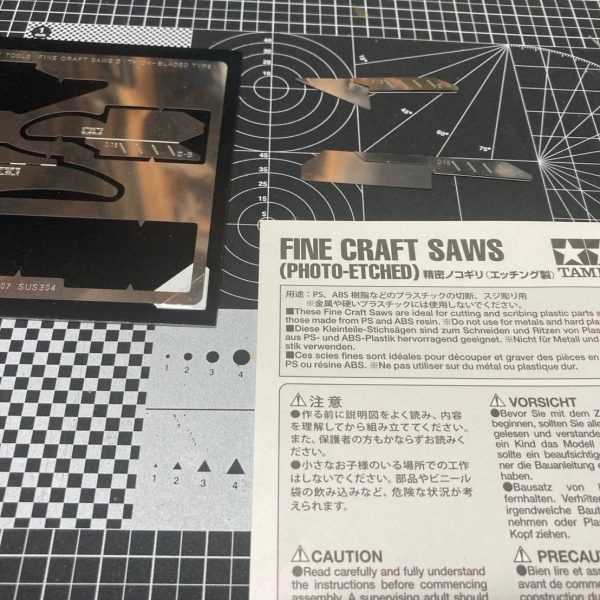 とんでもなく披露できる引き出しがなく😱。需要があるか謎ですが、アーティファクト可動から一部お披露目します。諸先輩方オイラなんかがすいません💦💦写1)　まず1枚目ですが現在制作中のVガンダムです。外せれるだけ外装を外してみました。写2 )　全体像で仕込んでいる可動内容です。特に関節部が難しくて悩むのでそちらをピックアップしていきます。肩関節に関してはブキヤ製のジョイントとボールジョイントの頭の融合です。肩アーマーは覆いこむような作りで固定は軸に引っかかるように作っています。写3)膝関節なんですが、プラ板を挟み込むように切り込み真鍮1.0mmで繋いでいます。写4)薄くスライスしたり、スペースを開けたりできるようになったのがタミヤさんの精密ノコ刃のセットです。確か700円くらいで4つもあるんでお財布にも優しいです。厚さ0.15mm。めちゃ使いやすいです。写5)全開完成したZZは腰の接続をネオジムで繋いでいます。その分ポージングの幅が狭まる印象。とざっくり説明してきました。可動を仕込めば脆さが増しポロリも多くなるのでストレスとモチベーション維持の勝負です。😭😭ただ、完成した時の達成感はまじでやばいです！ご興味湧きましたら是非！笑   （4枚目）