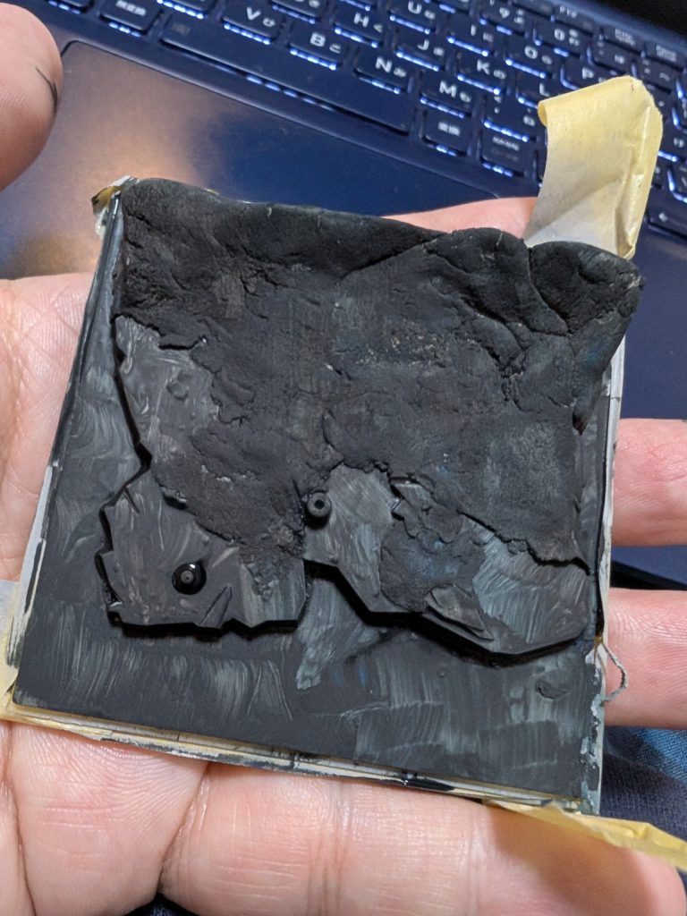 付属の台座に紙粘土で地面を足しています