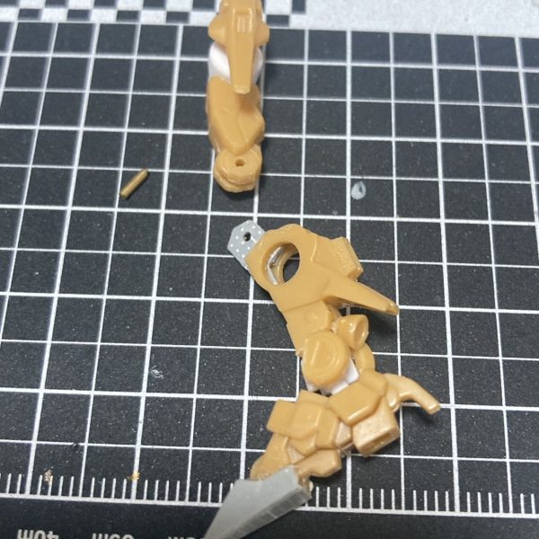 とんでもなく披露できる引き出しがなく😱。需要があるか謎ですが、アーティファクト可動から一部お披露目します。諸先輩方オイラなんかがすいません💦💦写1)　まず1枚目ですが現在制作中のVガンダムです。外せれるだけ外装を外してみました。写2 )　全体像で仕込んでいる可動内容です。特に関節部が難しくて悩むのでそちらをピックアップしていきます。肩関節に関してはブキヤ製のジョイントとボールジョイントの頭の融合です。肩アーマーは覆いこむような作りで固定は軸に引っかかるように作っています。写3)膝関節なんですが、プラ板を挟み込むように切り込み真鍮1.0mmで繋いでいます。写4)薄くスライスしたり、スペースを開けたりできるようになったのがタミヤさんの精密ノコ刃のセットです。確か700円くらいで4つもあるんでお財布にも優しいです。厚さ0.15mm。めちゃ使いやすいです。写5)全開完成したZZは腰の接続をネオジムで繋いでいます。その分ポージングの幅が狭まる印象。とざっくり説明してきました。可動を仕込めば脆さが増しポロリも多くなるのでストレスとモチベーション維持の勝負です。😭😭ただ、完成した時の達成感はまじでやばいです！ご興味湧きましたら是非！笑   （3枚目）