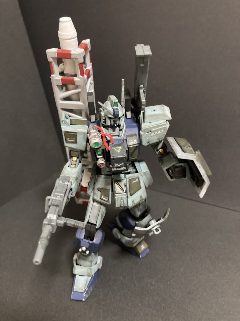 左半身半壊した陸戦型ガンダムをジム改のパーツにより改修。増加装甲とセンサー類の増設。標準装備の火器等は少なく火力は大幅に落ちているが、背部マニュピレーターによる大型ミサイルラックの運用を可能としている。陸路による運搬後から発射までを可能とし通常車両では困難な悪路も進行が可能。