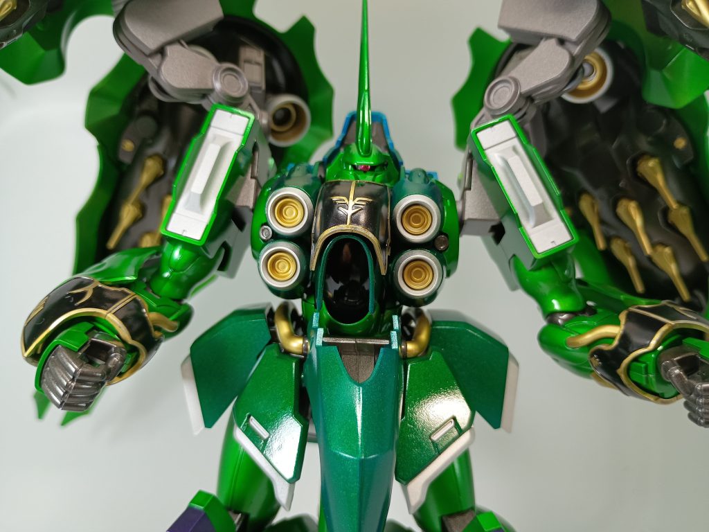 わかりにくいですがモノアイパーツ入れました