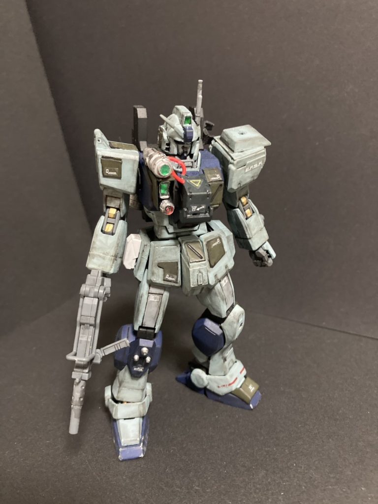 半々のアシンメトリー機体って案が浮かんだはいいけど自らV字アンテナカットするのには、なかなかの勇気がいりました。左半身のジム改のパーツはその昔ワグテイルを作成しようとして盛大に失敗した時の残ったパーツたちです。ようやく活躍でき成仏できました笑。