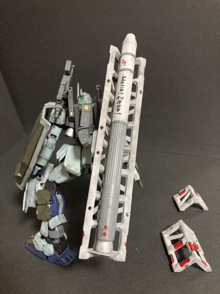 ガシャン!ガシャン!ミサイル発射態勢大型ミサイルには、血の気の多い整備兵達が