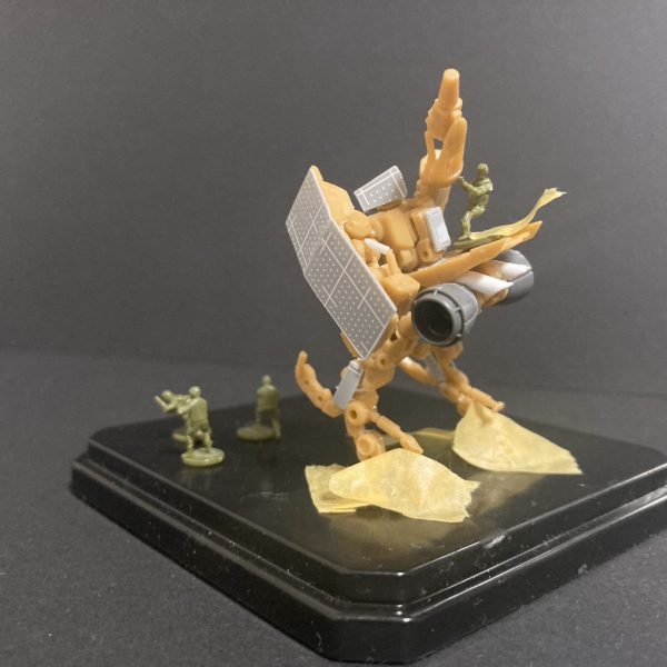 完成するまでにこれを知ってる人に巡り会えるのかどうか、わからないものを作成始めました笑。逆に言ったら全然似てなくてもバレない？笑。ポージングの改良、甲脚砲は右手部分が主砲なので基部だけ残して取りつけ、左手の装甲は少し形状は違えど大体こんな感じ。尻部分がディーゼルエンジンです。まだまだ機体も、周りの兵もやることが多い。随伴兵は左翼右翼と実際は各5名ですが3名ずつの予定ポージングも変えます。搭乗兵は2名の予定です！さて、どうなることやら。あ、これザクキャノンです通してください。（2枚目）