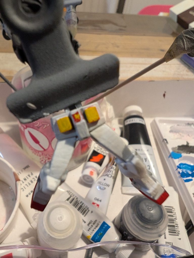 ピンぼけですが、アクリル絵の具と、シタデルカラーを使いました。