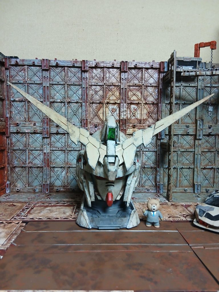 ということで、テッドと記念撮影。これ1/24位かなと、わがんね!ナラティブの時のユニコーンがバラされてるのを、テッドが見に来たという設定です。