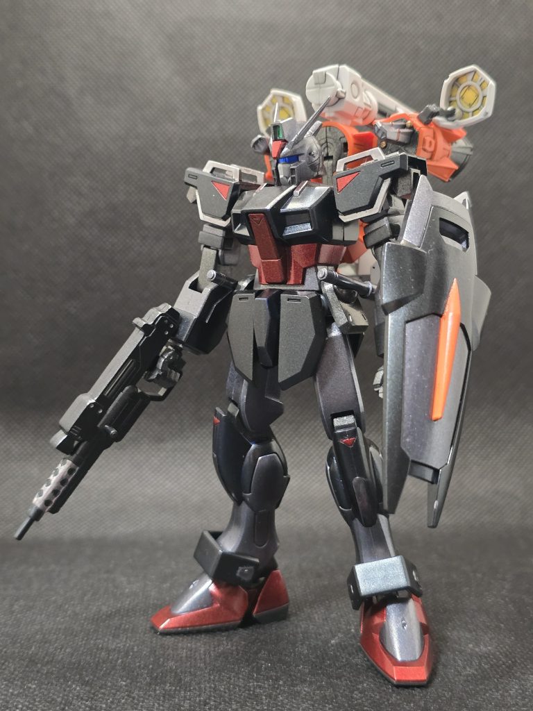 いつもの通り缶スプレー塗装です。メタリックブラック、ガンメタル、メタリックグレイ、メタリックレッド(下地はメタリックブラック)、ガンダムマーカーのヘビーガンメタルを使っています。そしてこれを購入後、エントリーグレード用のガンバレルの発売発表があり、ちょっとやるせない気持ちになりました…