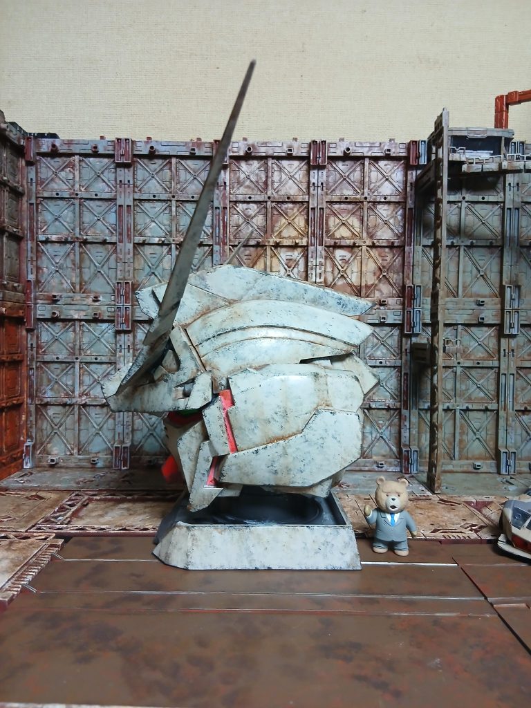 横から、ユニコーンモードにもなれるんですがデストロイで飾る為、ユニコーンモードの顔塗ってませんm(_ _)m ユニコーンで飾る人いるか❓