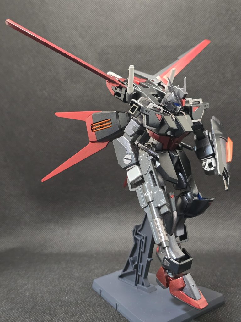 エールストライカーに換装羽根の赤い部分もメタリックブラックを下地にして、深いメタリックレッドにしています。ライフルもちょいちょい塗っています。
