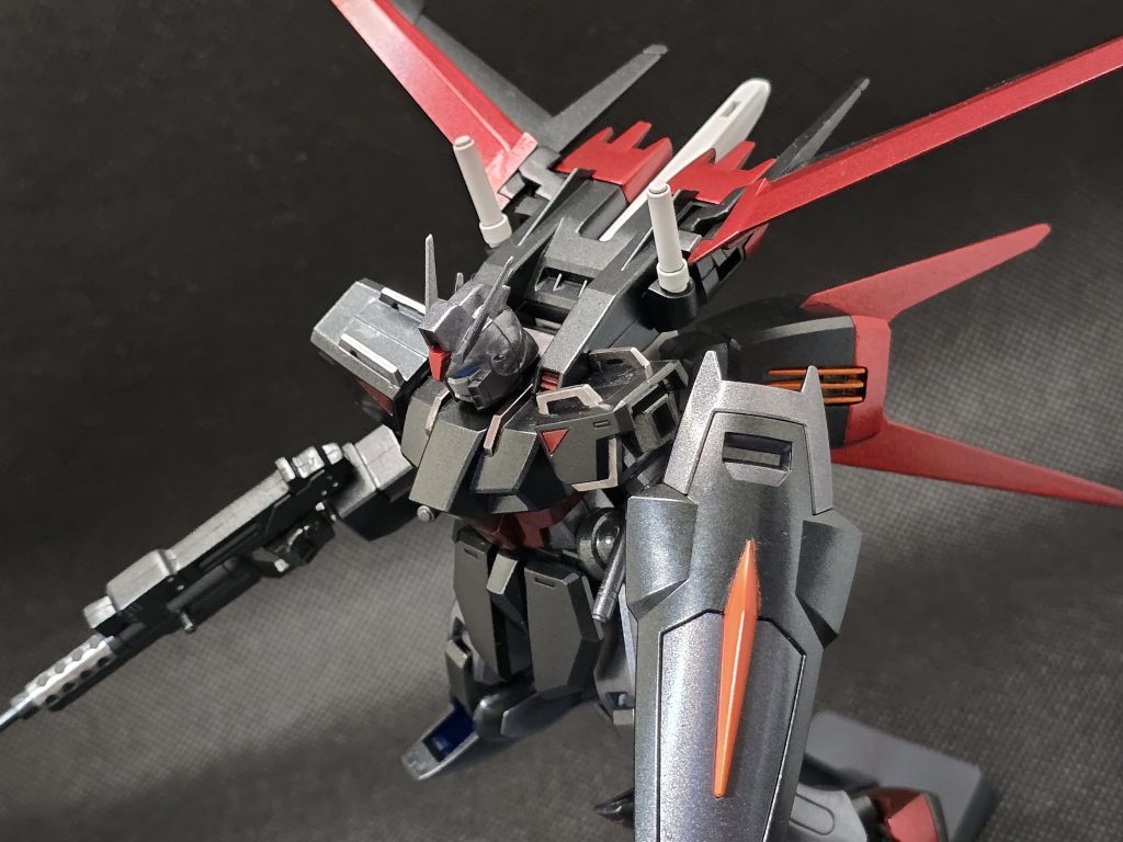 古めのキットなので、可動範囲はイマイチ。そのためポージングは悩みますね。