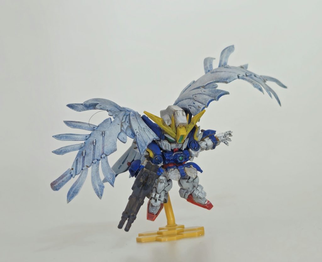 結果としては、黒サフアリよりも鮮やかに色がでたのは良かったです。ただ単色だとガシャポンみたいなシンプルな感じになるのでマルチブラック1回塗って塗り戻し行いました。翼は青、一部赤を塗ったあと白をドライブラシして仕上げました。赤は目立ってないのでちょっと白のせすぎたかも