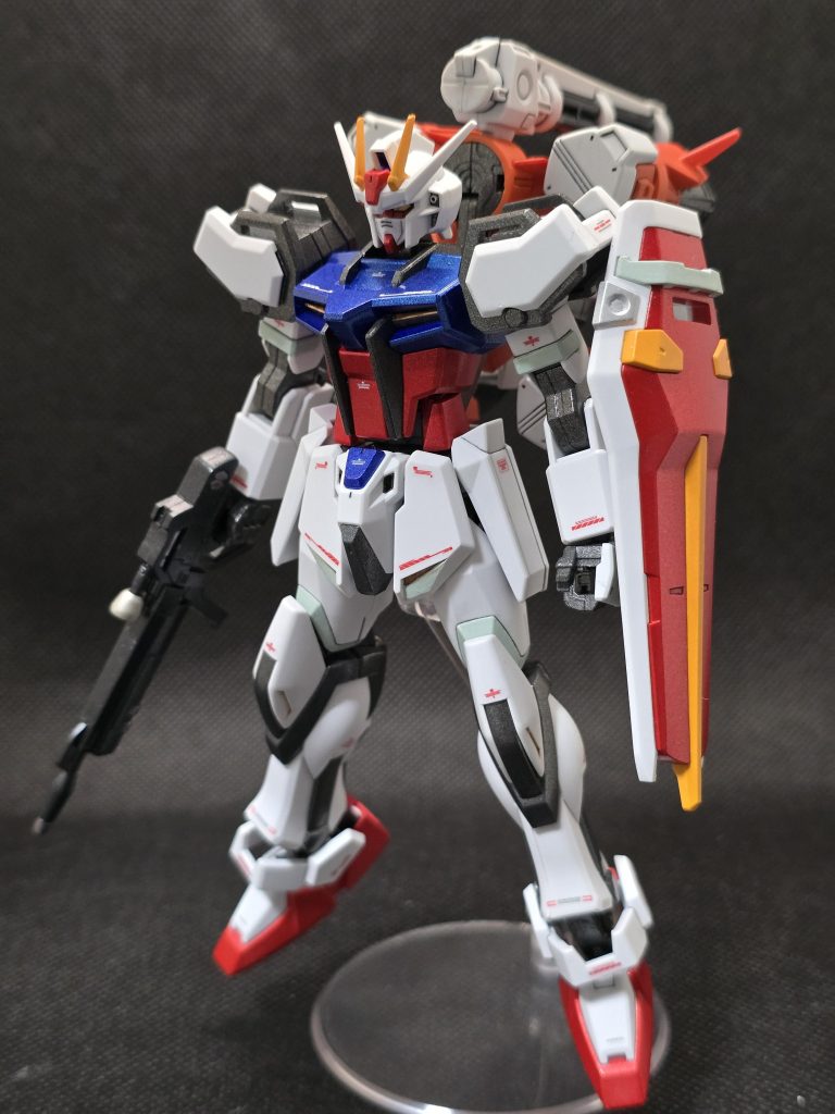 白はキットのままにして、スムースクリアでマットに、赤と青をメタリックでツヤにしています。間接などはメタリックグレイ、細かい部分はガンダムマーカー等で塗っています。