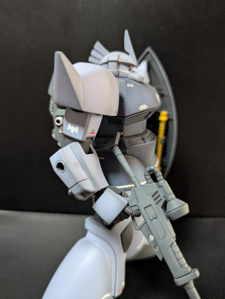 右腕にちらりと少佐の階級章