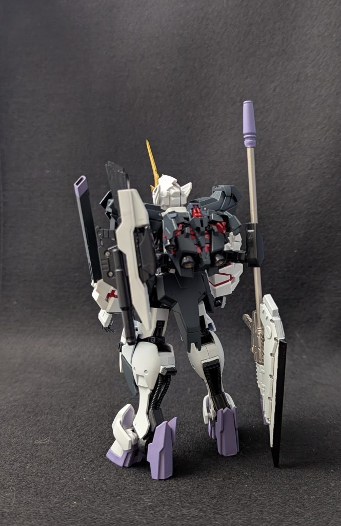 背部に武器懸架用のラックがあります大型ハルバードとライフルが標準の装備