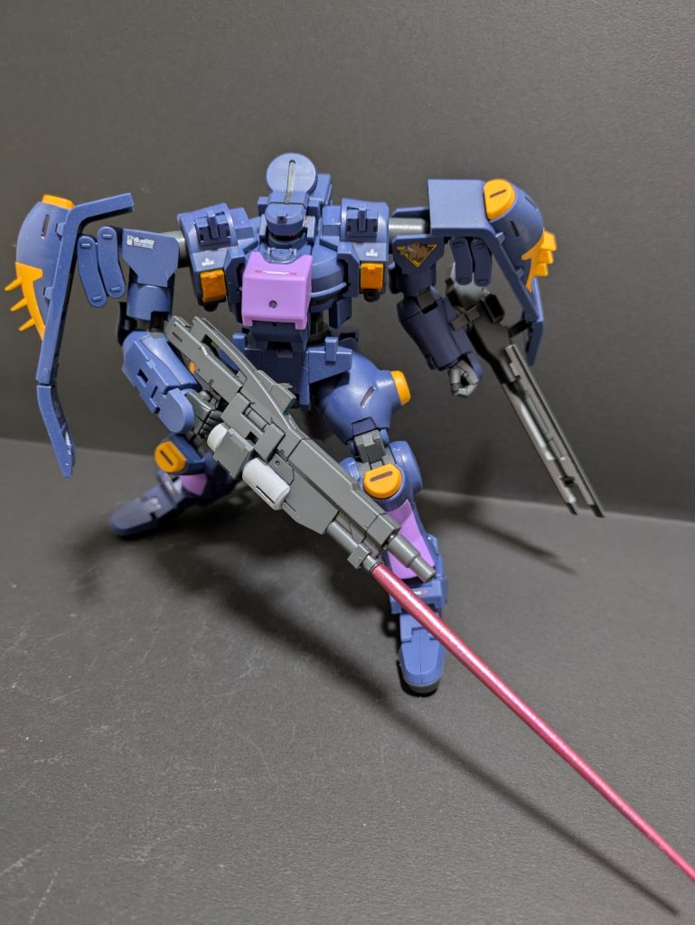 サーベルはグレーでしたので塗装