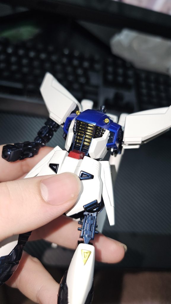 せっかくパーツが分かれてるのに色同じで勿体ない…と言うわけで胴の内部はゴールドにしています。覗かないと見えませんがw