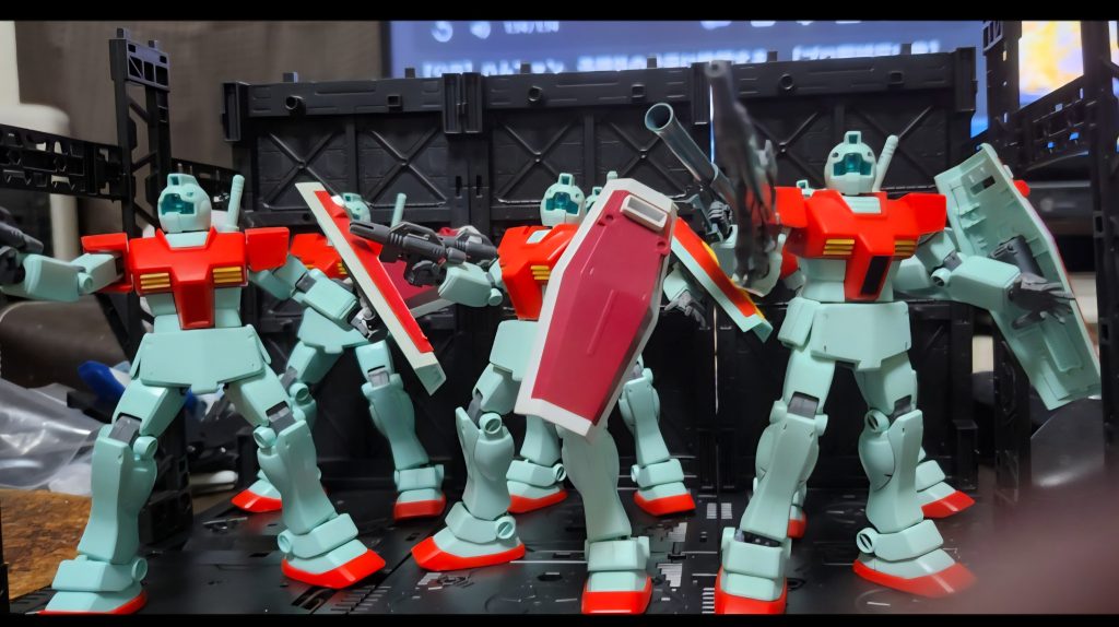 基本のスプレーガンと中長距離用のバズーカやビームライフル