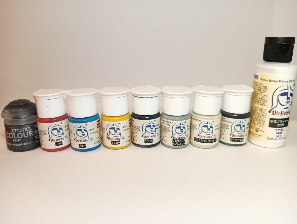 今回塗装に使った塗料達です。水性トップコートの缶は撮り忘れました。家族に鼻の良い人がいて、水性ホビーカラーでも匂いが気になる時があるみたいなので、ほぼ無臭のこれらの塗料を使いました。接着剤も溶剤入りの物は使えないので、瞬着だけです。今回の制作はこれらの塗料の性能テストの意味もあります。使ってみた感想としては、シタデルカラーは評判通りとても使いやすくて乾燥も早かったです。Vicカラーは絵の具とかに近い使用感で、重ね塗りするとかなりいい感じに発色してくれました。Vicカラーはエアブラシでも吹けるらしいので今度試してみたいと思いました。