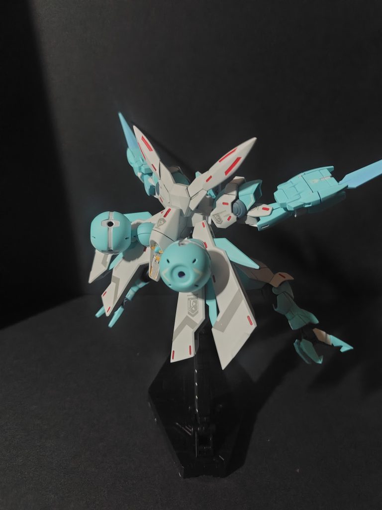 丸い武器を飛ばそうかとも思いましたがいい絵面が思い浮かばなかったので背負わせたままです!